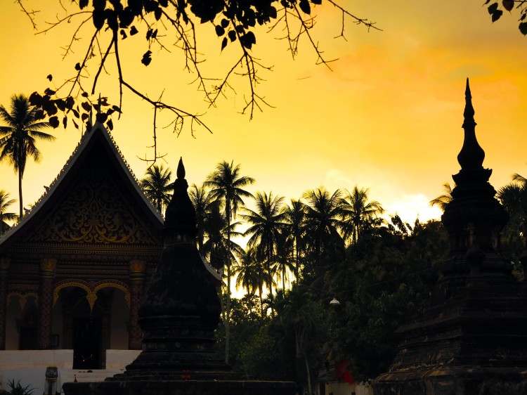 laos-luang-prabang-sunset-temple
